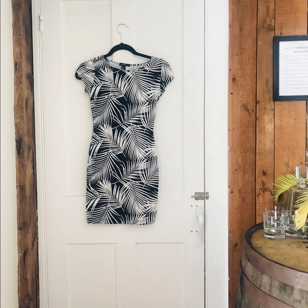 Mini bodycon dress with super cute palm leaf print